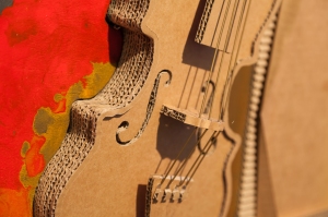 Violino (particolare) © Sergio Gotti, opera in cartone